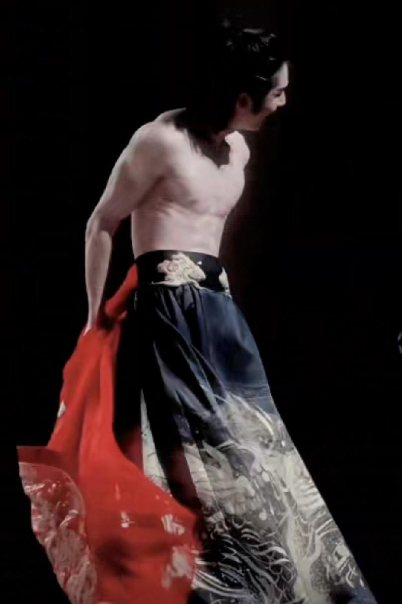 火遍全国的《探春风》，到底凭什么出圈？
 
清一色一米八以上的男舞者，舞台功底扎