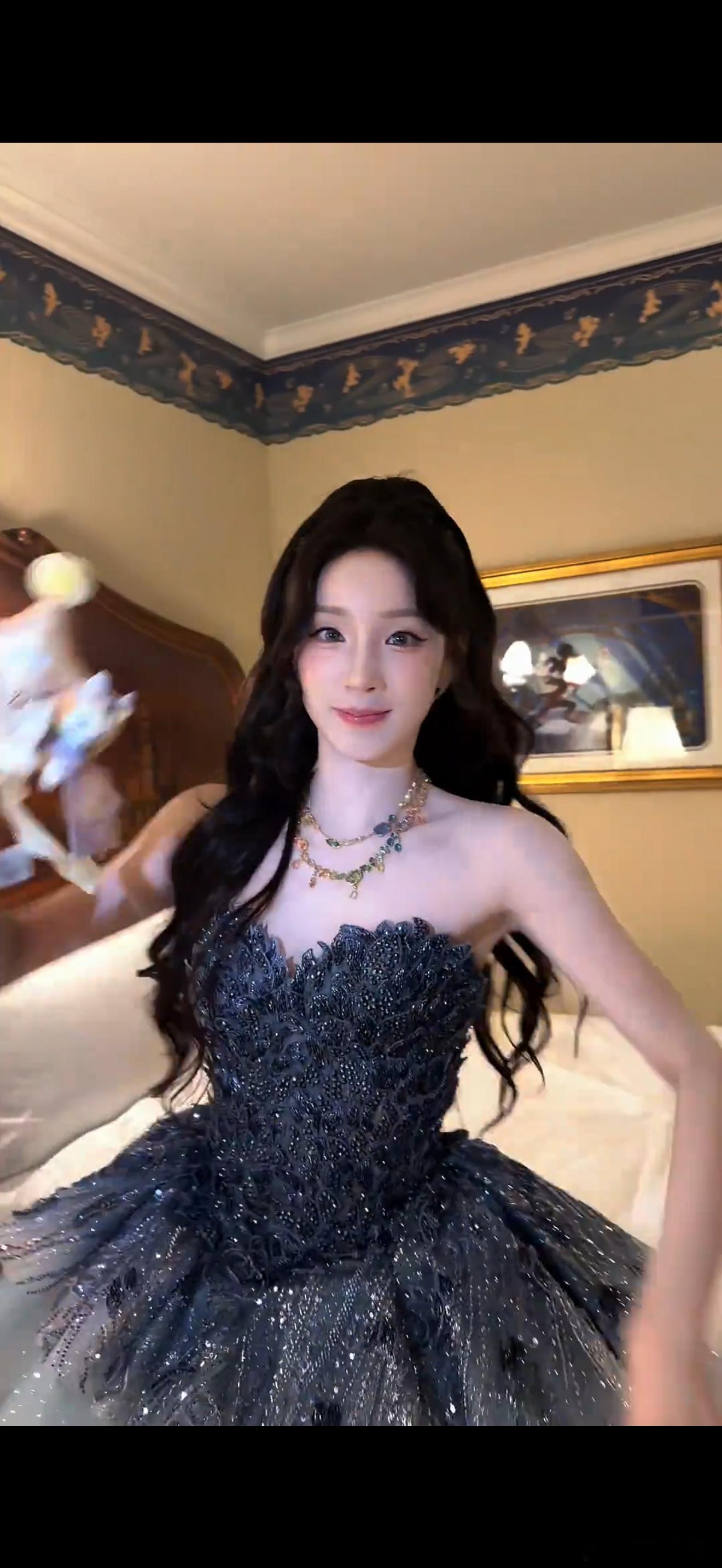 宋雨琦玫瑰闪钻手套 旁边伴舞衣服再闪，她一抬手全暗了。不是裙子不是脸，是这双焊了