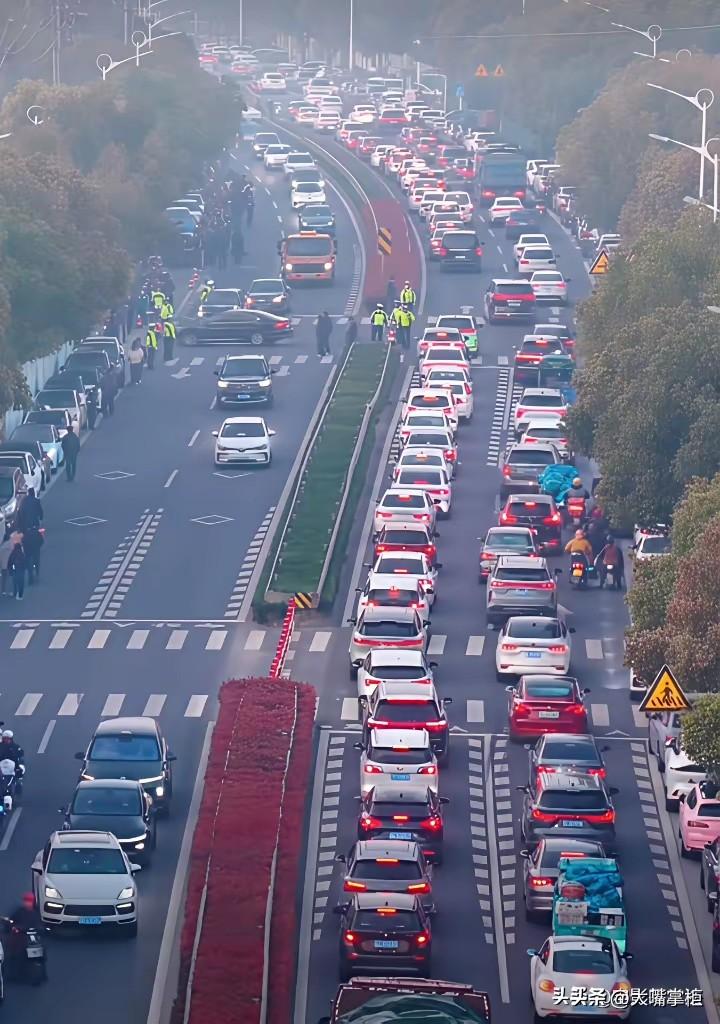 不堵车的苏州，今天因为送别张雪峰，排起了车龙。
张雪峰在直播间不止一次夸过苏州，