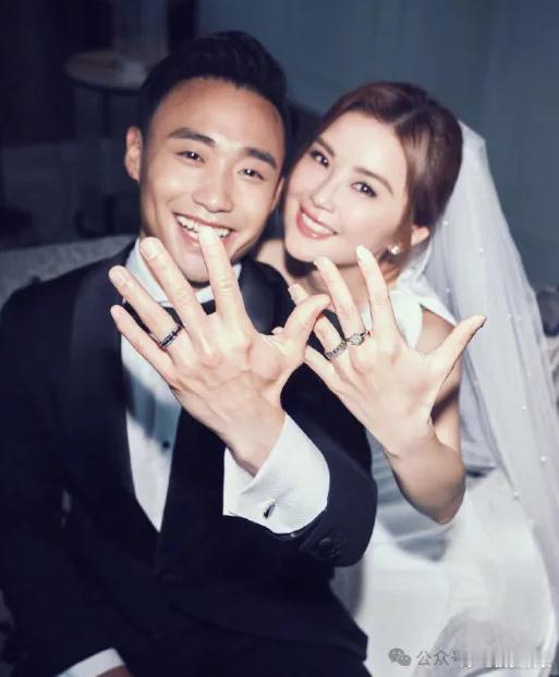 蔡卓妍结婚阿Sa蔡卓妍官宣和健身教练男友结婚！圈内好友纷纷发来贺电，好幸福！阿S