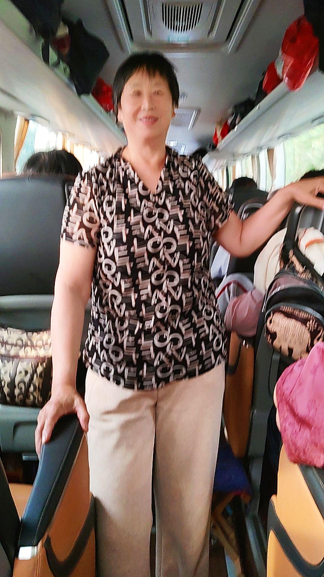 旅游大巴车抖一抖