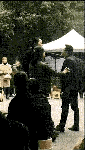 身大力不亏，女孩一顿长拳，把这个眼镜男打的只有招架之功，没有还手之力，连连后退，