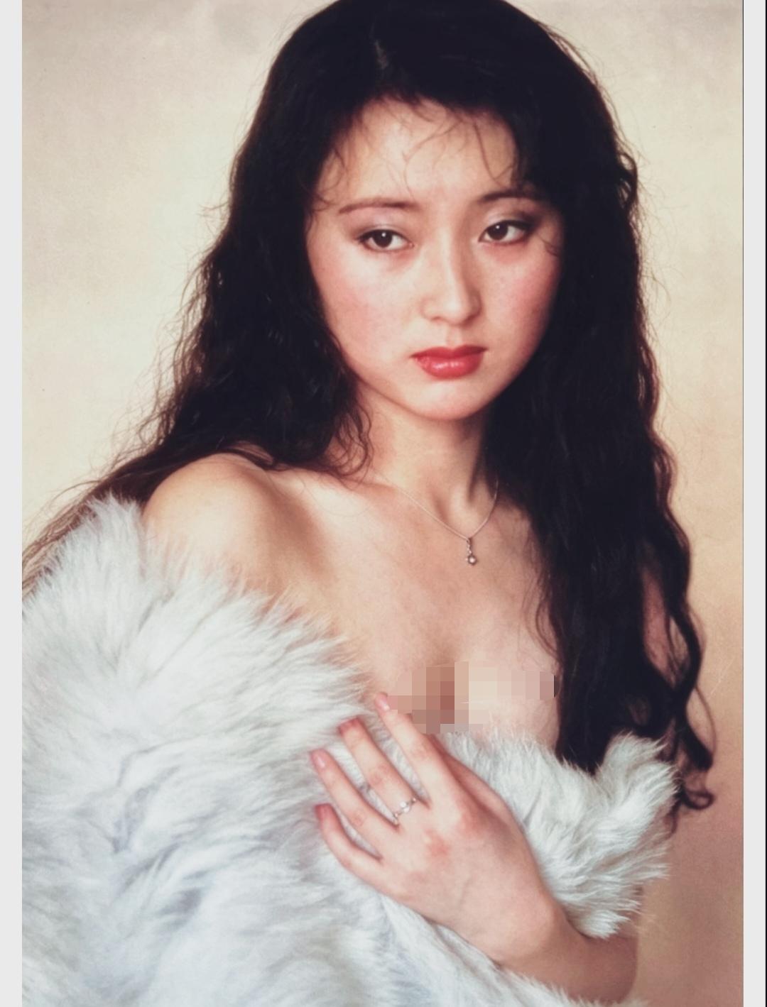 陈晓旭一张非常少见的写真老照片。
不再是87版红楼里柔弱的林妹妹，一头大波浪卷发