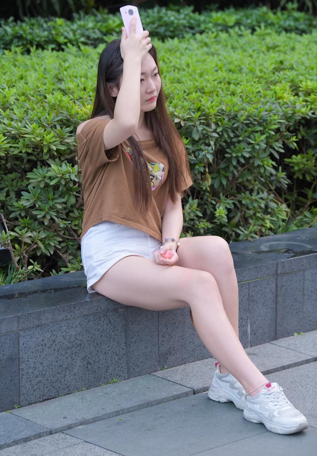 夏日清新自拍，绿意盎然背景，轻松惬意时光