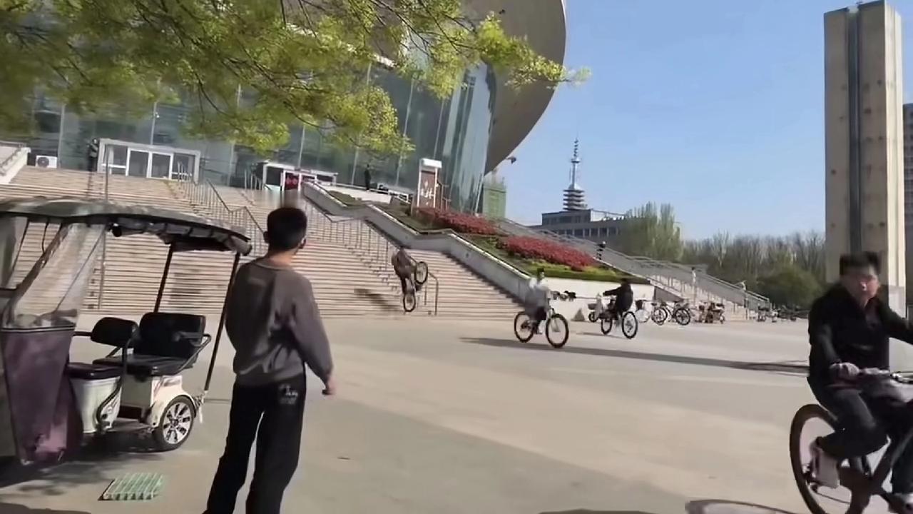 4月5日山东某地，几个未成年人骑自行车从台阶上一跃而下。其中一个小孩失去对车子的
