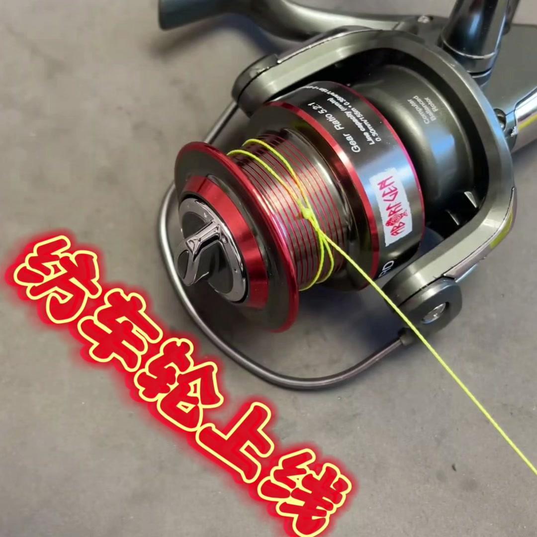 1️⃣绕线准备：把线杯从纺车轮上取下来，注意线不要扯断。然后把线的一端系在绕线器