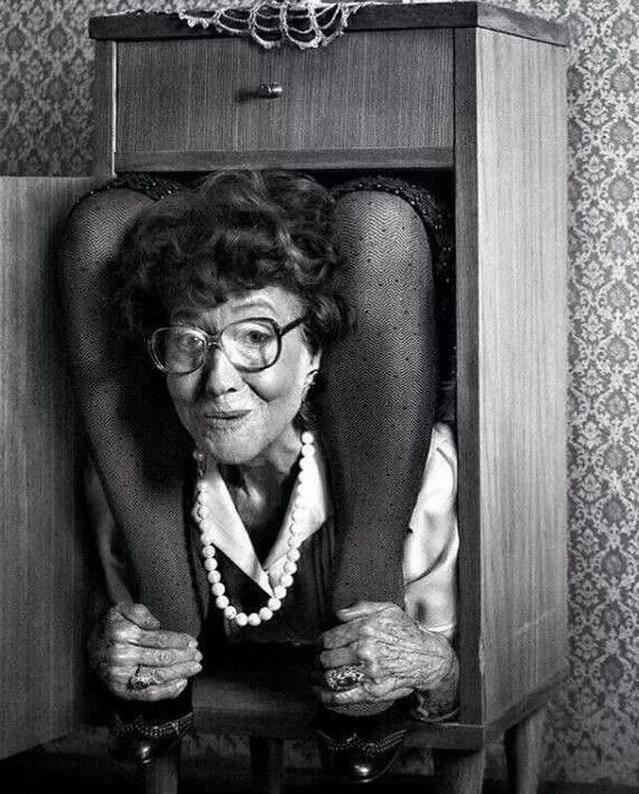 五体投地！76岁的老奶奶「表演神操作」技惊四座 。
这张图片拍摄于1977年，图