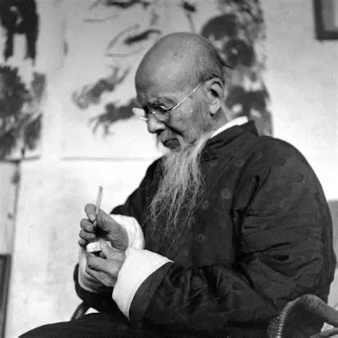 齐白石腰间常年挂着一串钥匙，叮当作响。卖画得来的钱，他亲手锁进柜子；下锅的米，要