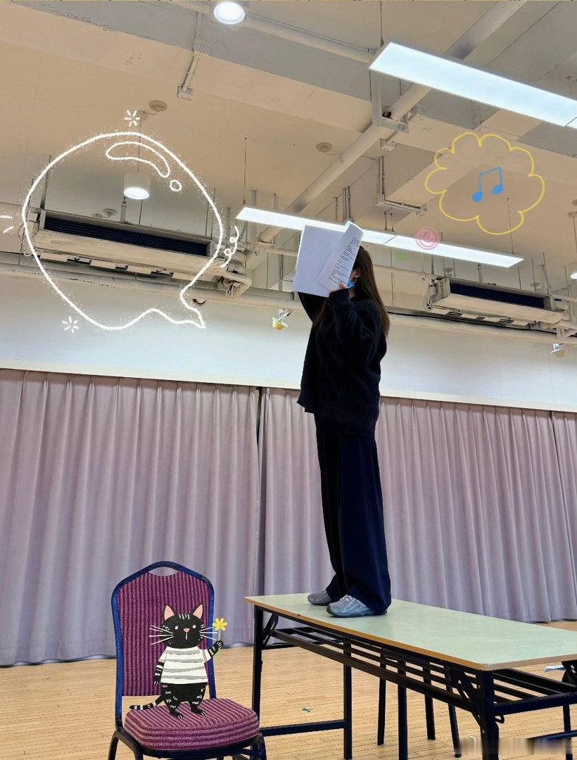 陈昊宇站在桌子上排练陈昊宇初步举证回忆录🎭夏日剧场的幕后纪实，陈昊宇不断突破自