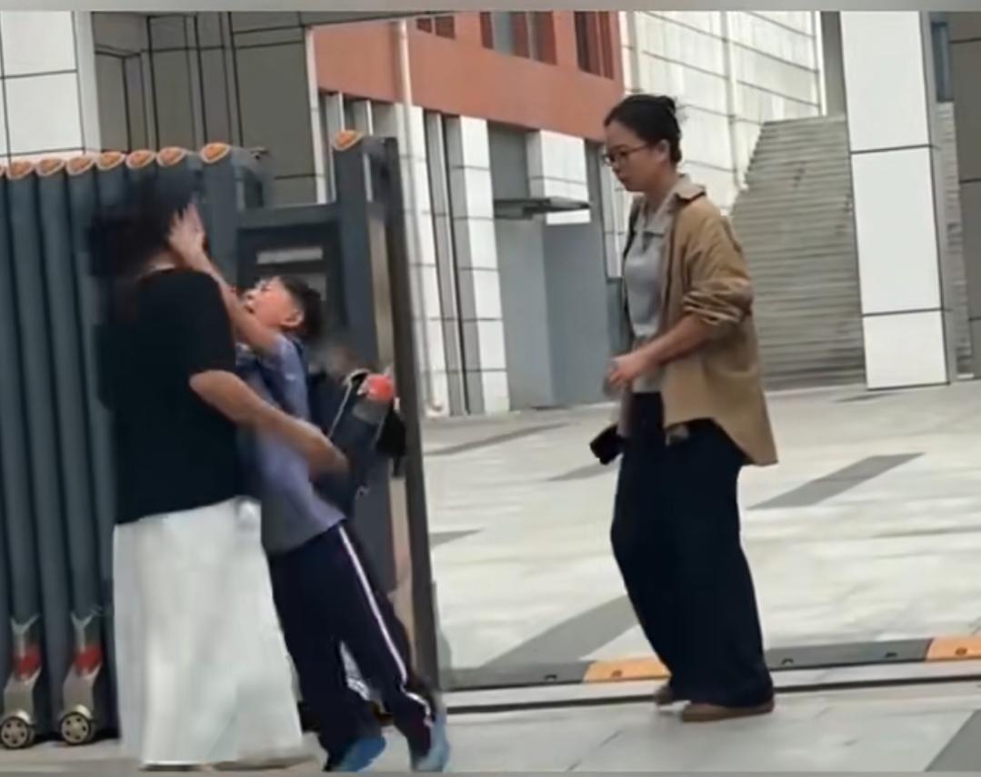 校门口一幕，读懂孩子“不想上学”背后的无助
 
学校门口，令人心酸的一幕被记录下