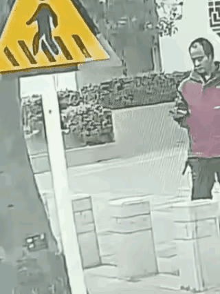 生活中这样伤到人的三角警示牌不少见，难道不能立得高一点吗？