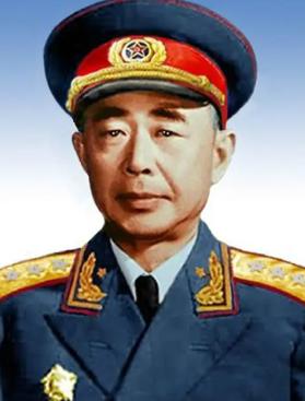 1942年，老蒋坐车路过昆明，见修工事的士兵个个衣衫破烂，身上的棉衣棉絮都往外飞