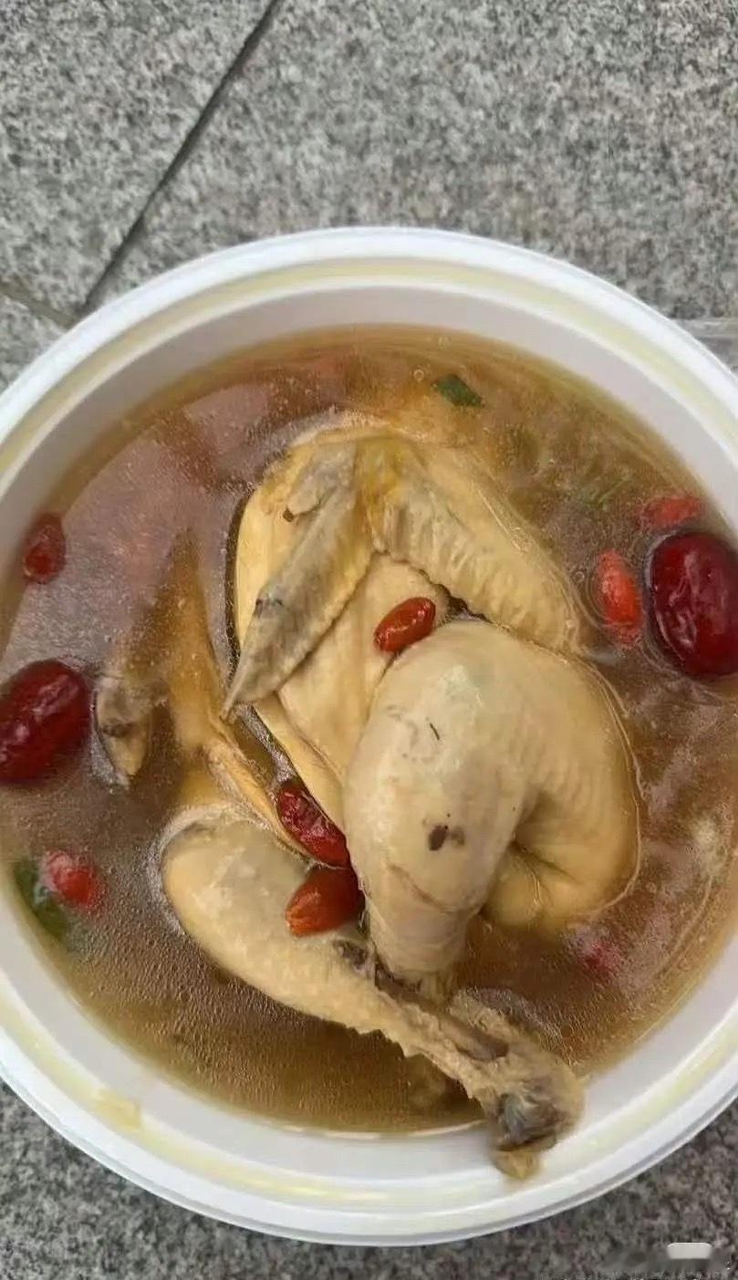 迪丽热巴是内娱女明星宠粉天花板了吧，而且也没怼过粉 