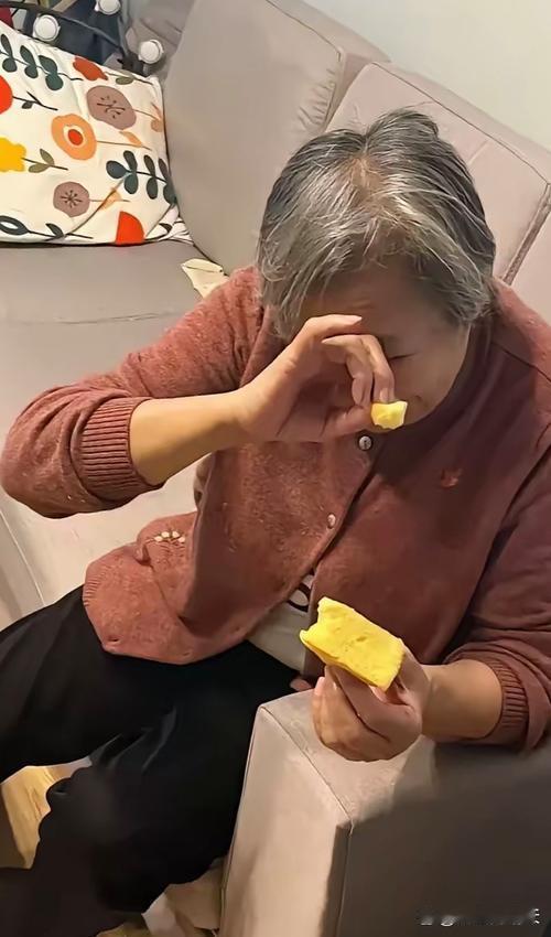 老人不愿意去儿子家，这是绝大多数老年人的共识。
因为不管儿子还是女儿结婚成家单独