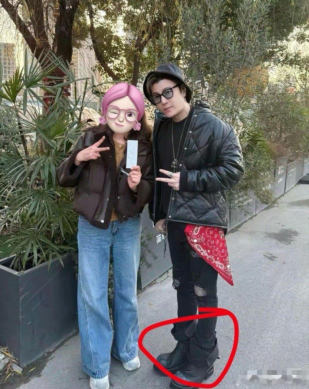 网友偶遇许绍洋，颜值状态和《薰衣草》里没两样，穿搭时髦又显年轻，唯独鞋子有点一言