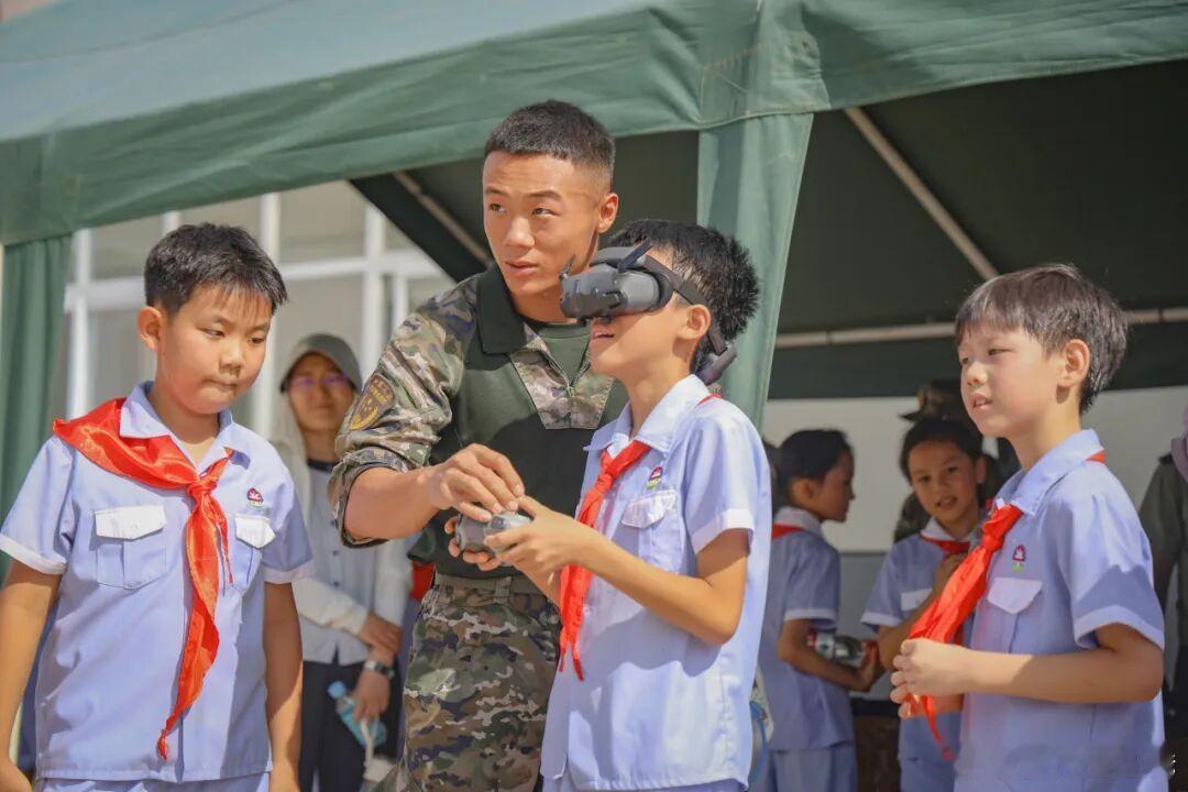 中原劲旅烽火问鼎计划热点观点 什么样的军营课堂，让少年学子直呼震撼？近日，武警河