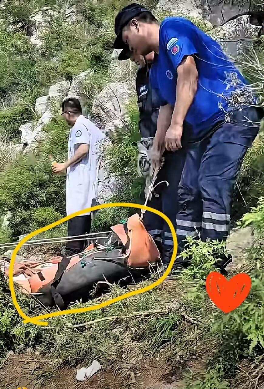 被程梦圆俩哥哥感动了！那是两个哥哥对妹妹最后的爱！车辆能到的地方距离太远，山间地