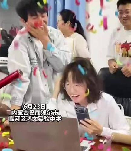 6 月 23 日，内蒙古巴彦淖尔临河区鸿文实验中学，高考查分当天，办公室挤满了陪