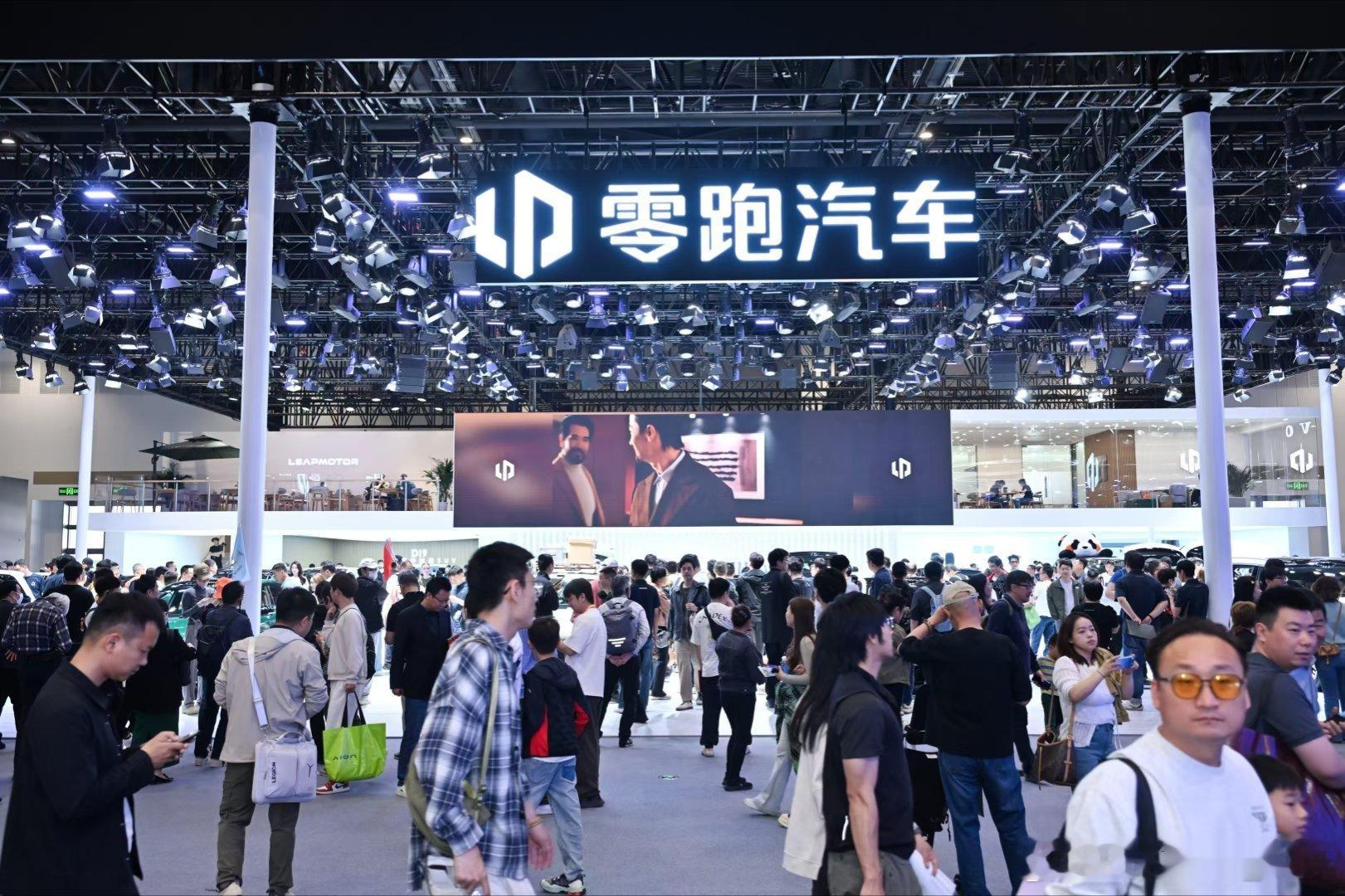 北京车展进入公众日，各大品牌展台迎来观展高峰。零跑汽车展台人气持续火爆，现场人头