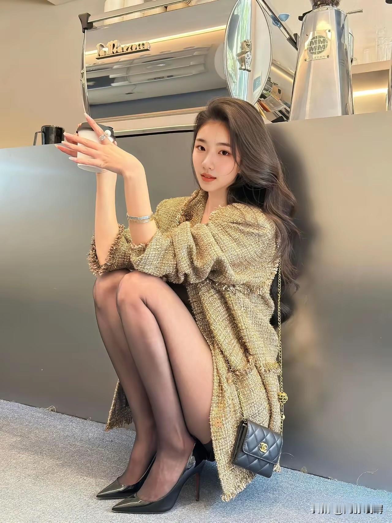 优雅的女人不只是外表美丽，更在于内心的丰盈和对生活的热爱，她们用智慧和修养书写着