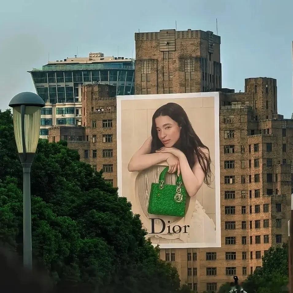 奥斯卡的红利，新晋影后米奇·麦迪森马上铺了 DIOR Lady Dior 202