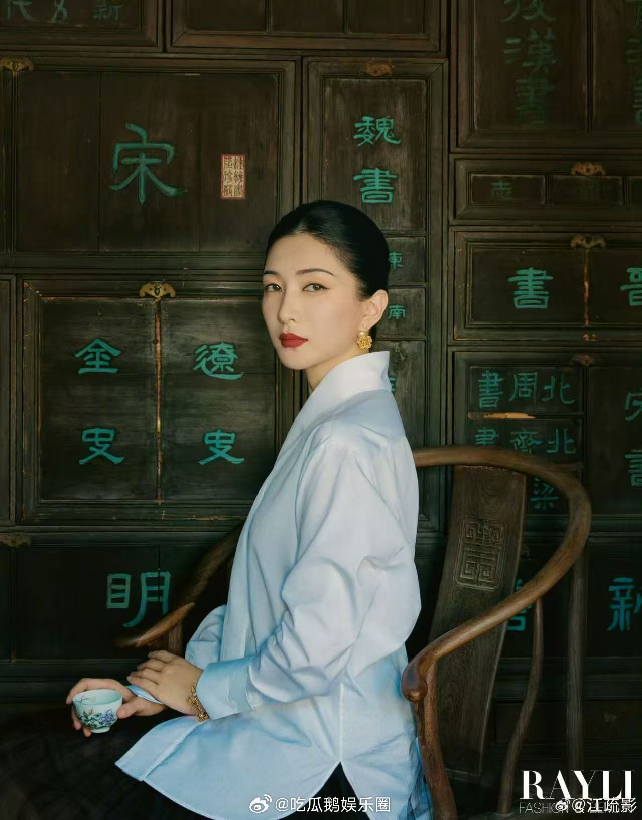 江疏影穿搭不基础脸就更不基础 非基础款穿出韵味，非千篇一律脸超吸睛。江疏影用风格