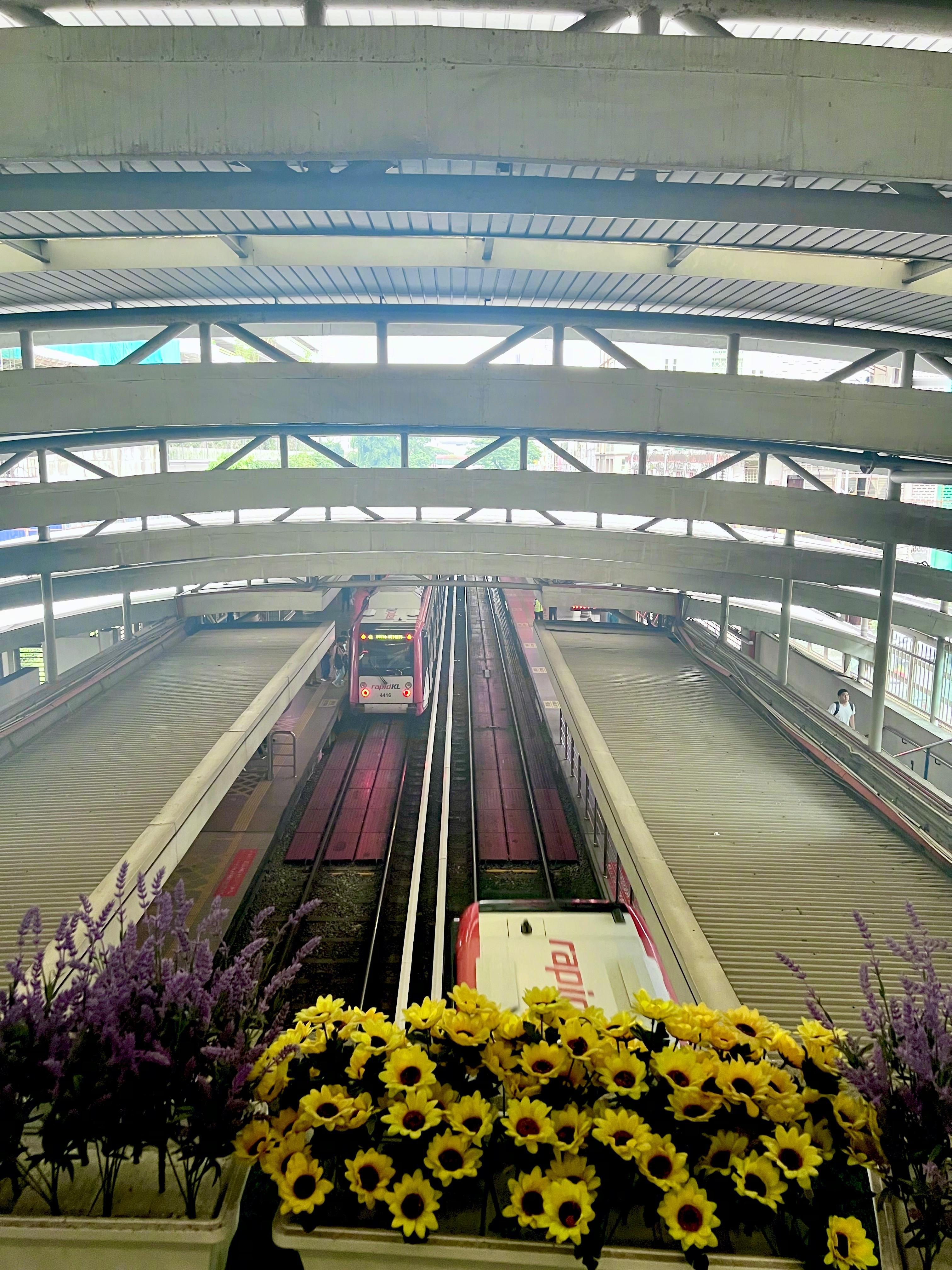  #夏日造浪计划# #给生活点颜色看看# 走在吉隆坡的街道上，仿佛置身于一个充满