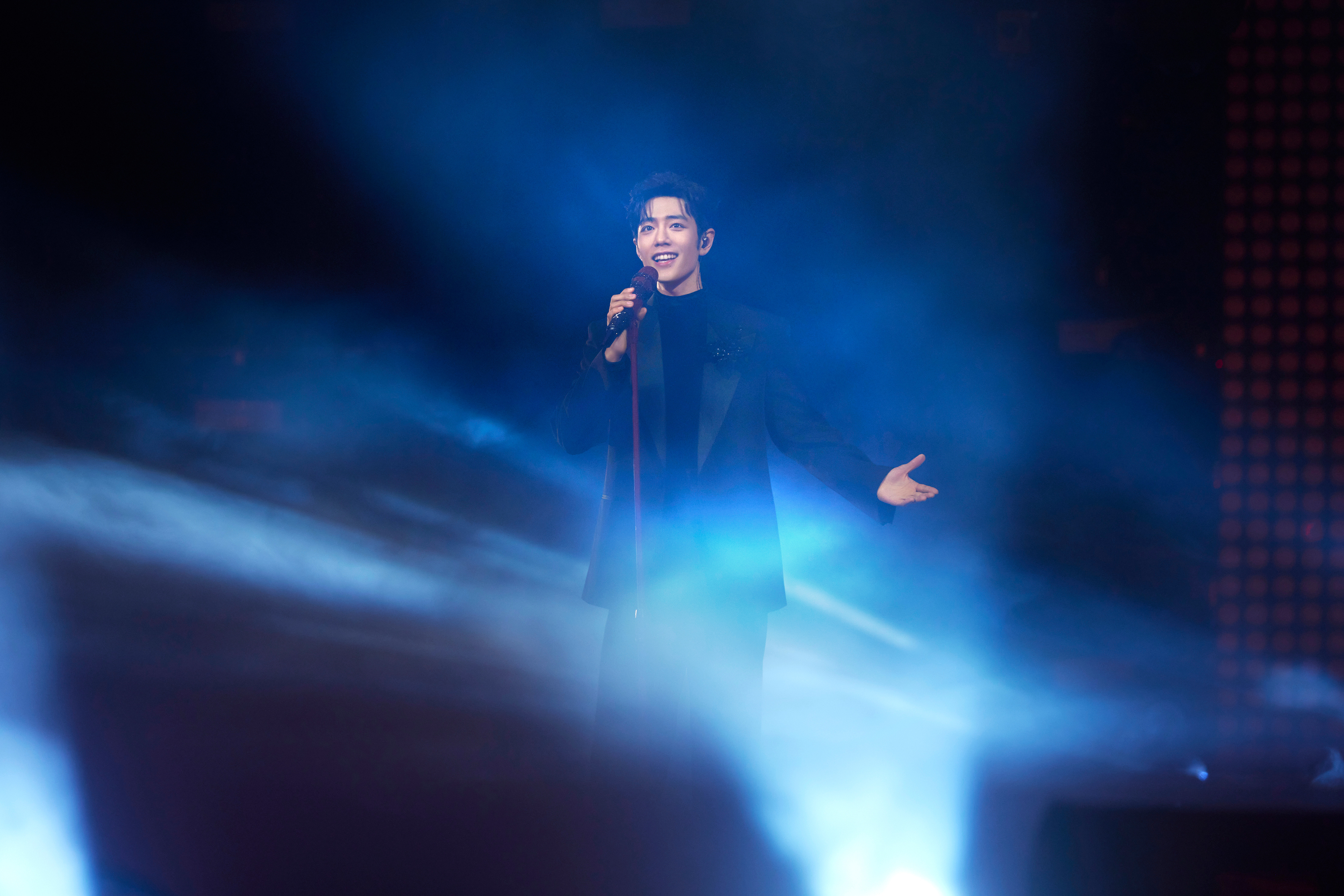 肖战的每次舞台都会帅出新的高度！偷偷和肖战拍合照◎向全世界安利我担