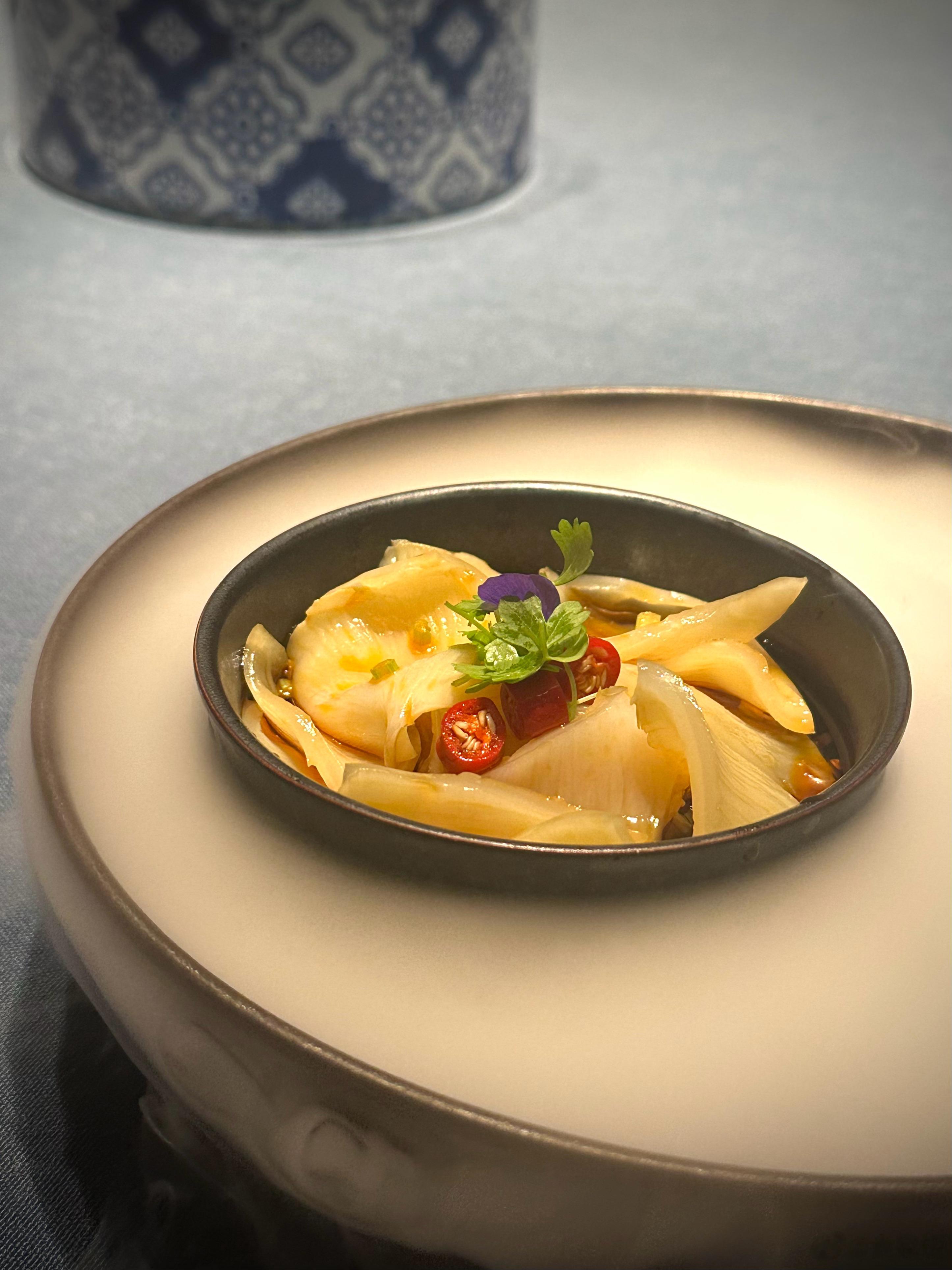 台州菜的美味，一是在于食材，二是在于家常。做台州菜的六席，就是在这两点上落足文章