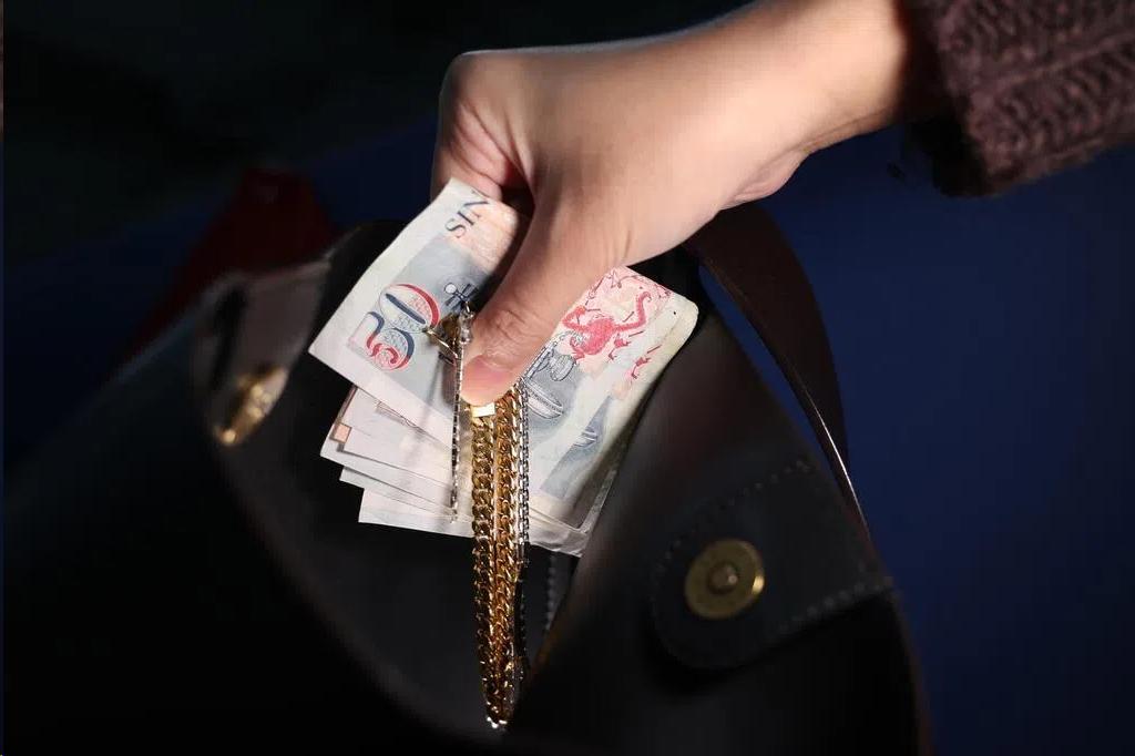 菲律宾女佣在本地工作期间偷偷卖身，接客过千，四年内赚超过10万元。一名嫖客变成了