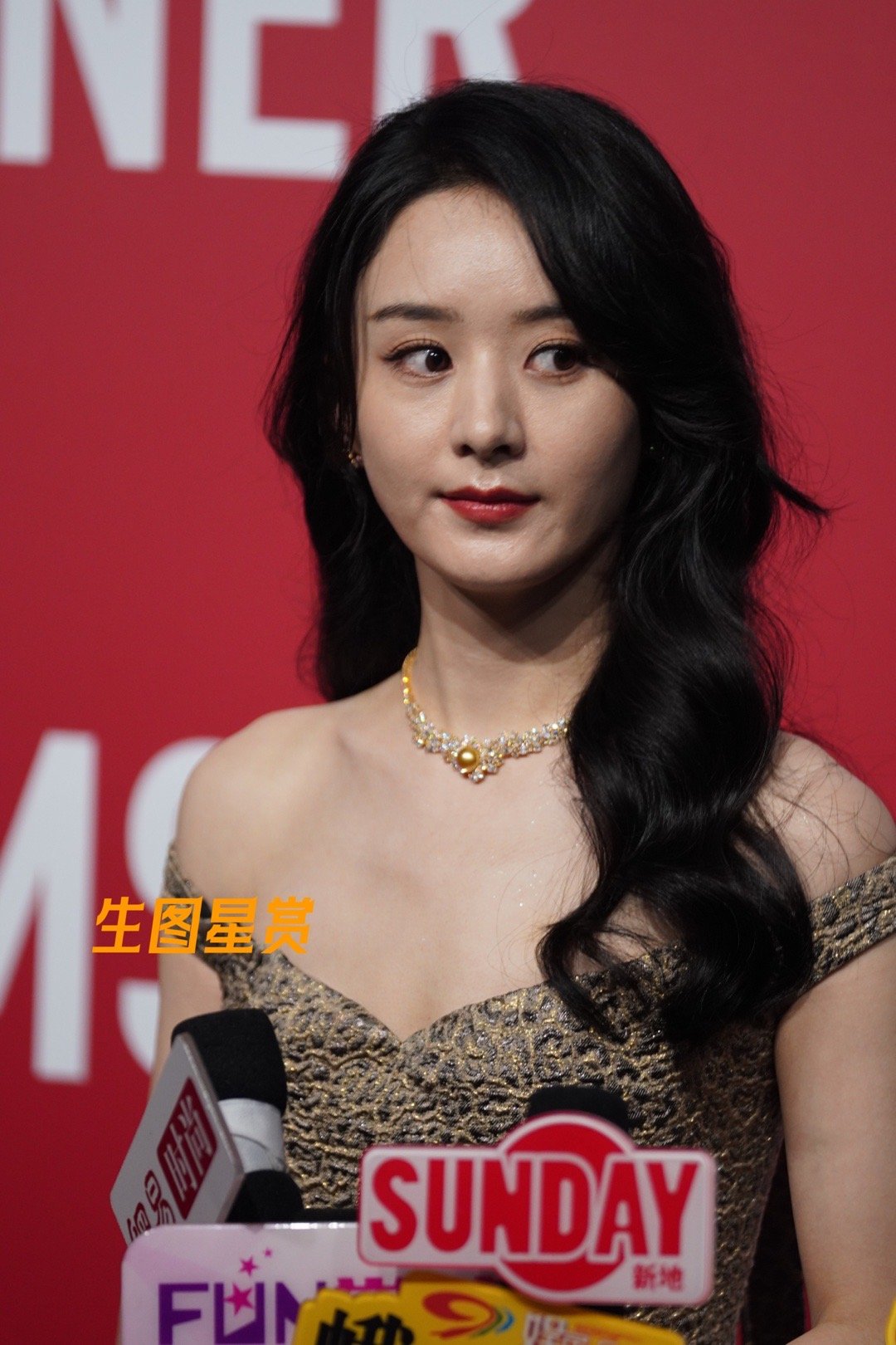 赵丽颖2021成都展览开幕酒会，又白又瘦的丽颖气质绝绝子🤎💐 #电影第二十条