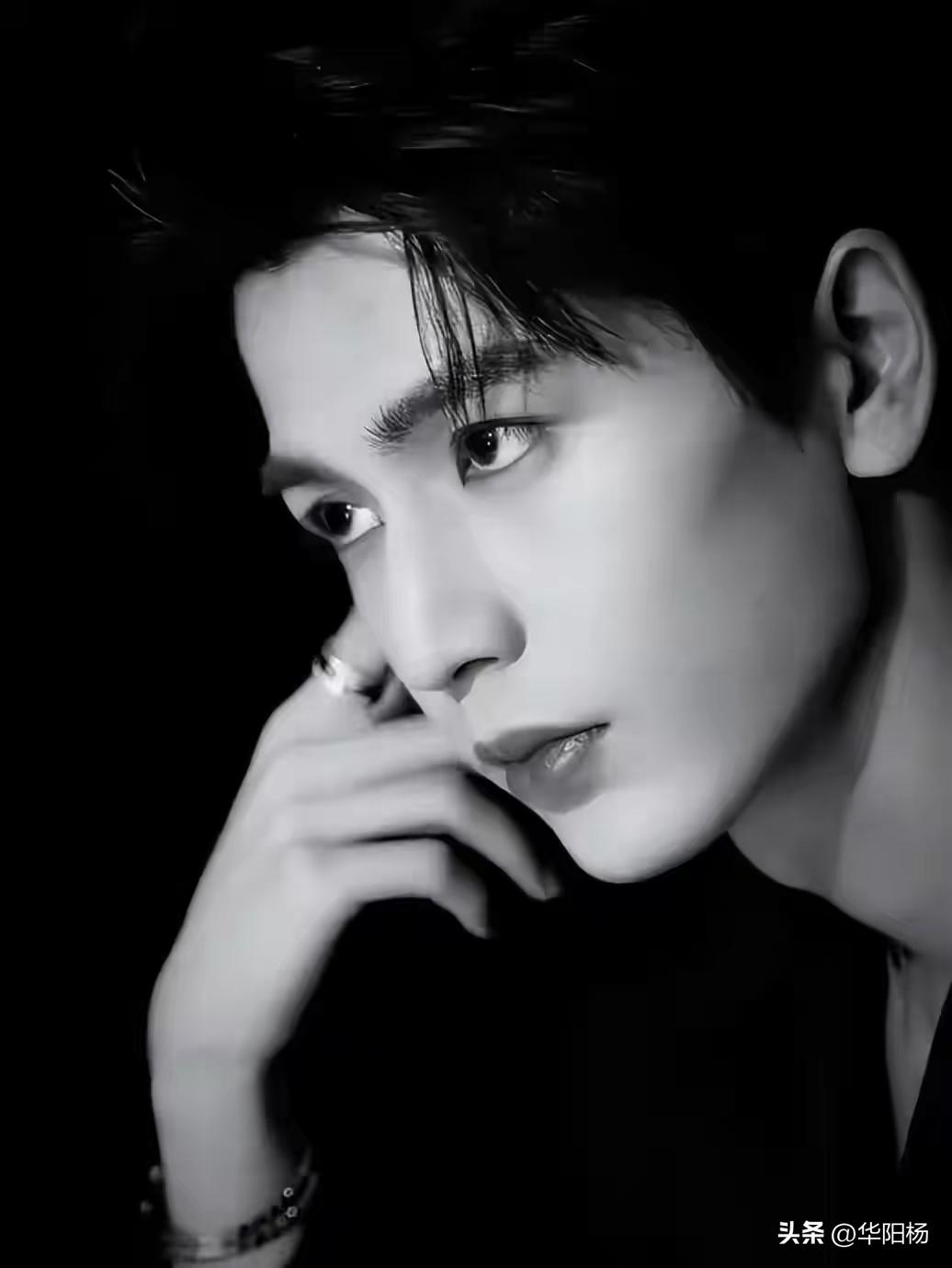 顶流“劝睡”上了热搜！90岁爷爷熬夜追剧，张凌赫贴心叮嘱早点体息。

22日凌晨