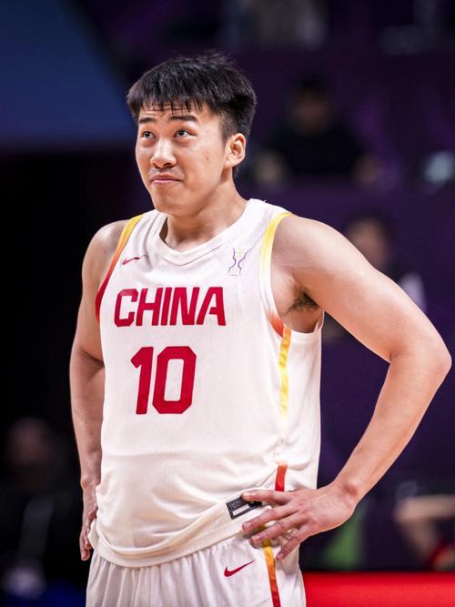 王俊杰有点当年加强版周鹏的意思。

周鹏2015年亚锦赛场均进1.7个三分，命中