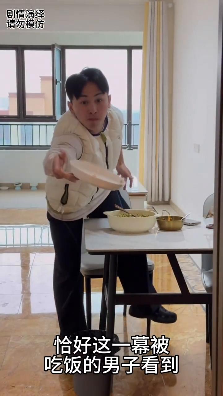 女子厨房做的煎蛋快掉下来时，下一秒男子的做法太有才了。
女子正在厨房做饭时，只见