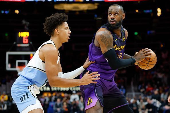 亚特兰大老鹰前锋杰伦·约翰逊本赛季迎来爆发，场均22分、9.5篮板和6.5助攻，