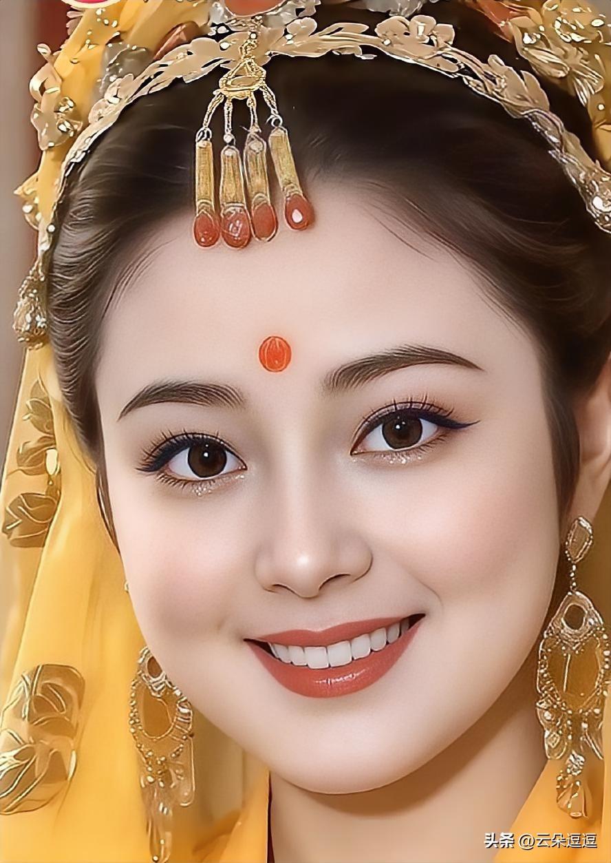 古典美人，笑靥如花，金饰点缀，韵味十足！