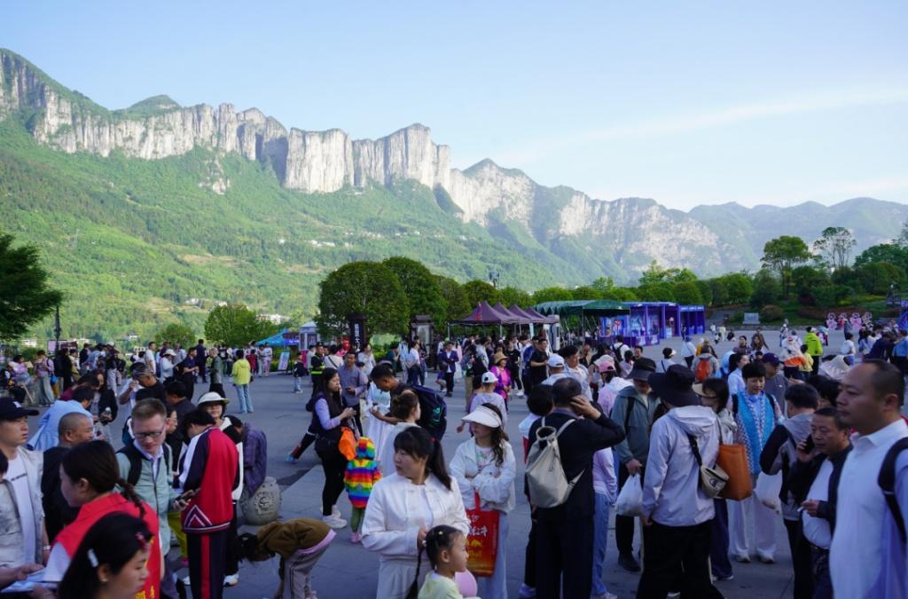 其实五一放假不是让你休息的，是让你去消费的，让你把上半年挣的钱花掉，刺激消费，带