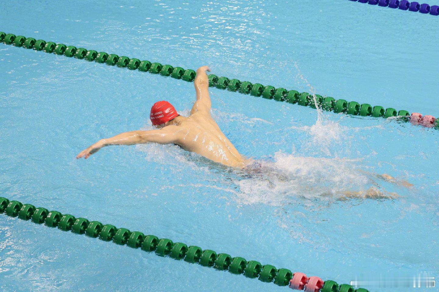 孙杨肌肉线条太绝了孙杨分享训练日常 发博分享训练日常：水是战场，也是快乐场！超额