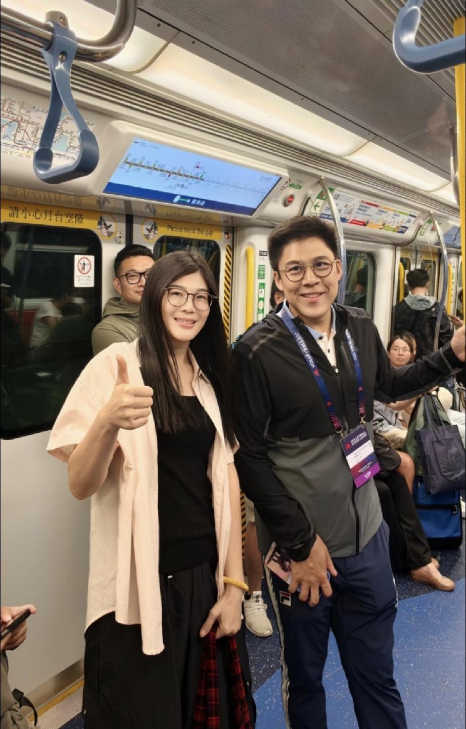 7月12日，霍启刚竟然独自在香港坐地铁去看郑秀文的演唱会，穿得好厚，地铁上没人注
