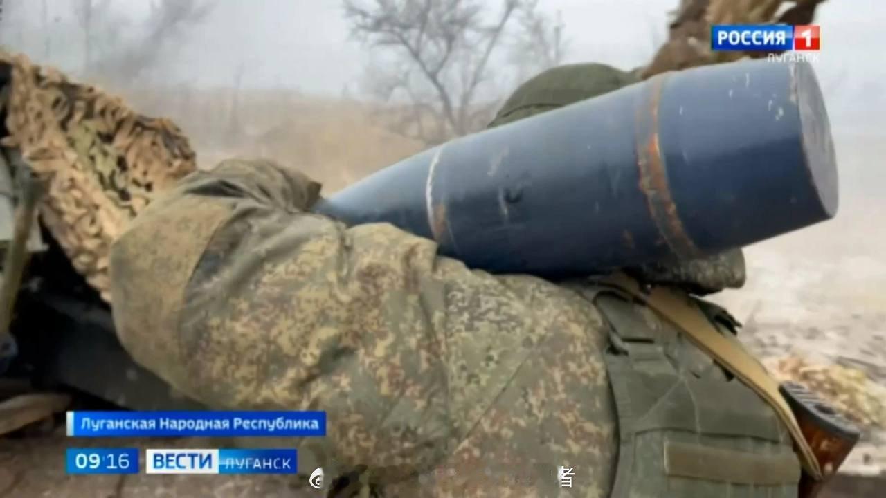 俄罗斯志愿兵“东方B”炮兵营的炮兵，用D-20式152毫米榴弹炮，向巴赫穆特西面