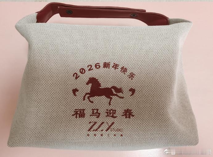 赵丽颖工作室马年礼盒赵丽颖工作室新年礼物 马年纳福，好礼传情，赵丽颖工作室新年礼