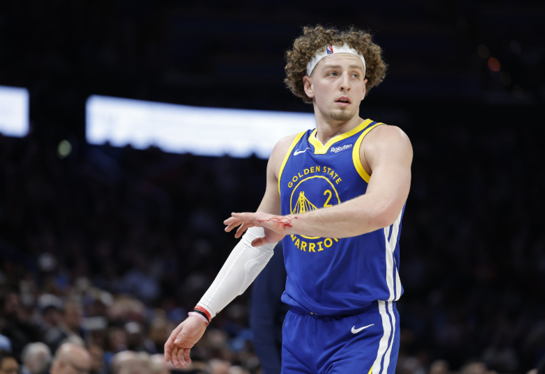 NBA常规赛，勇士半场49-70落后马刺。上半场比赛，勇士后卫波杰姆斯基进攻端里