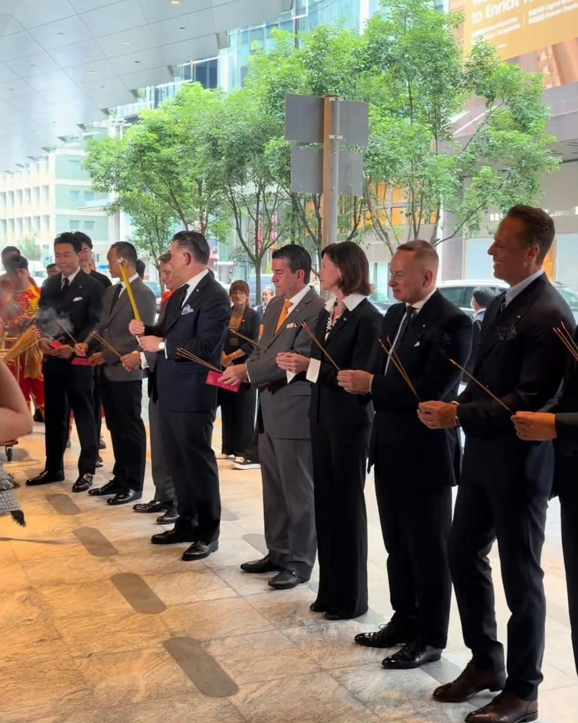 香港一酒店开业，众多老外高管进香拜神，祈求生意兴隆，平平安安。香港人一直做生意都