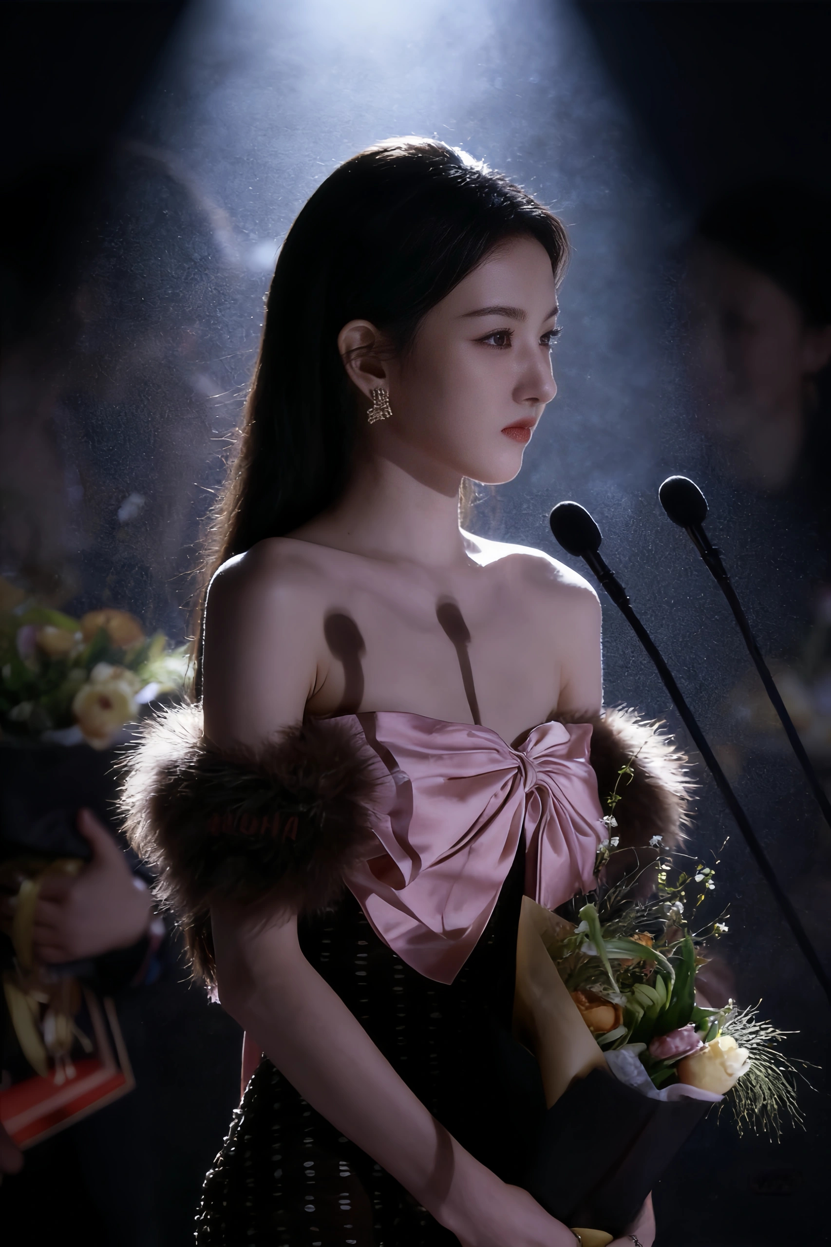 宋祖儿 低胸蝴蝶结裙，五官很精致 