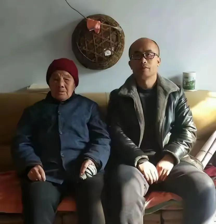 1995年，山东高三男孩租不起房，每天走30公里上学。一女子说：“来我家住，不收