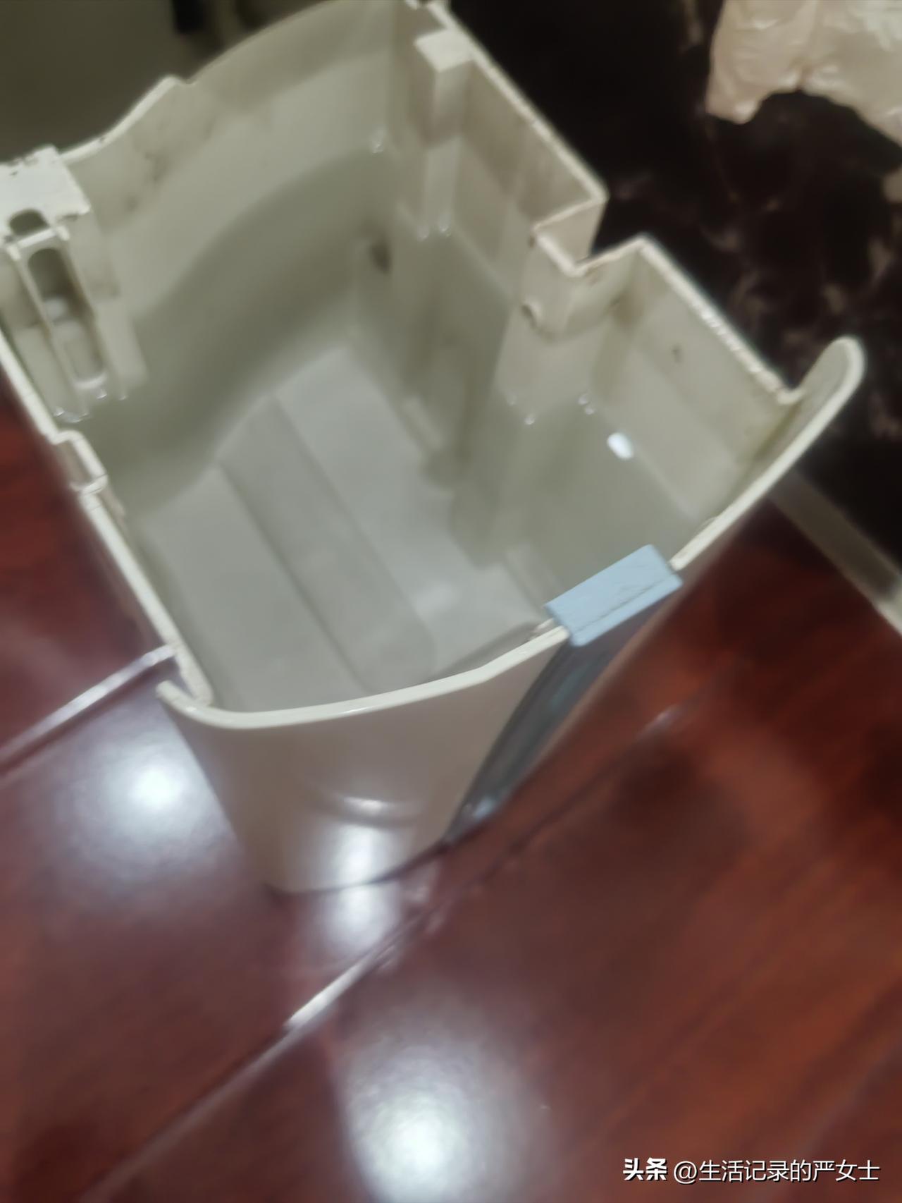 我发现在成都生活，家里离不开除湿机，尤其是楼层低的住户。

昨天早上出门，我打开