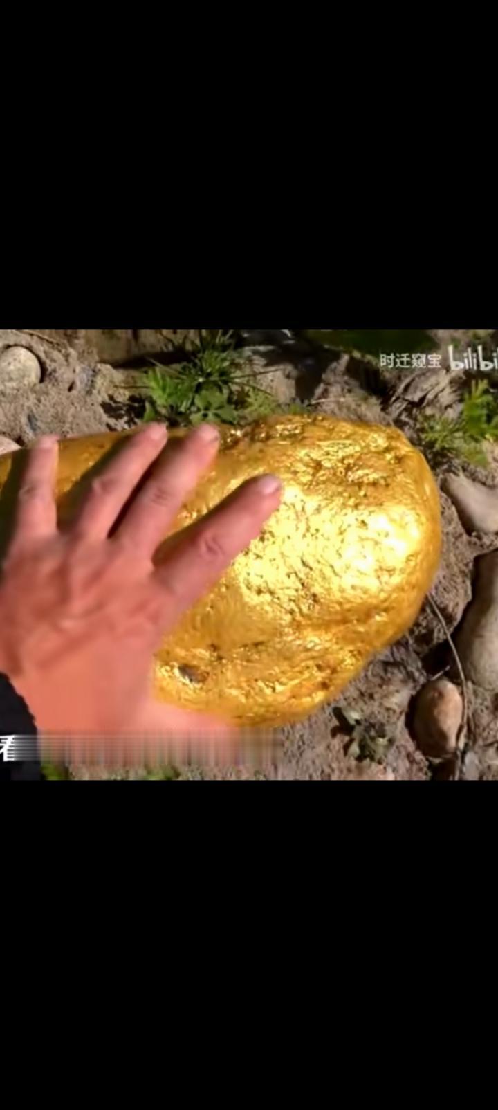 河边捡到两个手掌大的金块，拍摄者不说哪条河流。
我去过新疆额尔齐斯河可可托海段，