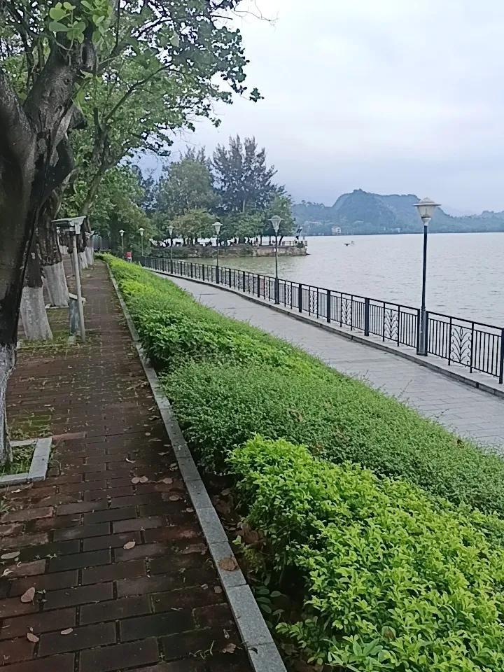你敢相信吗？这里就是国家级风景区
肇庆市的七星岩风景区