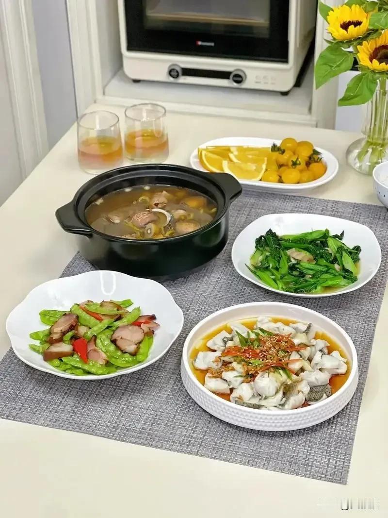 暑假期间，@老徐说道 老徐在江苏给学生们讲课。学生们问徐老师，今天您吃的啥
老徐