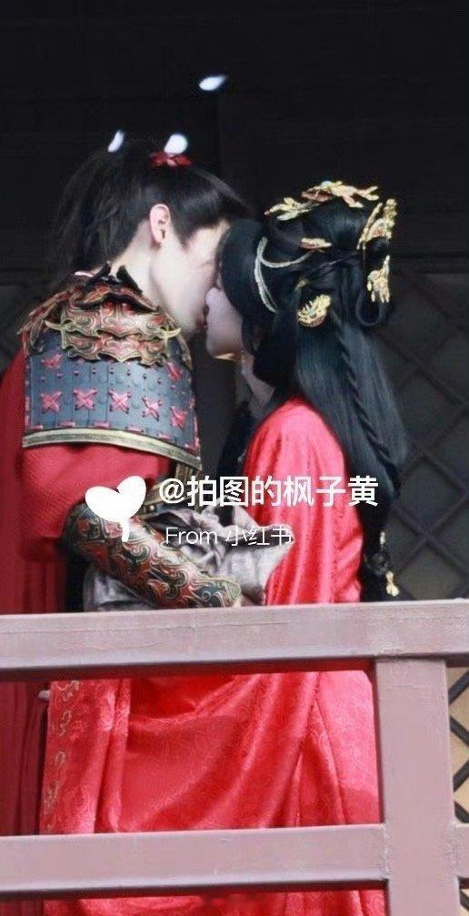 陈都灵周翊然翘楚拥吻路透这是什么名场面呐，网友分享了陈都灵、周翊然在电视剧《翘楚